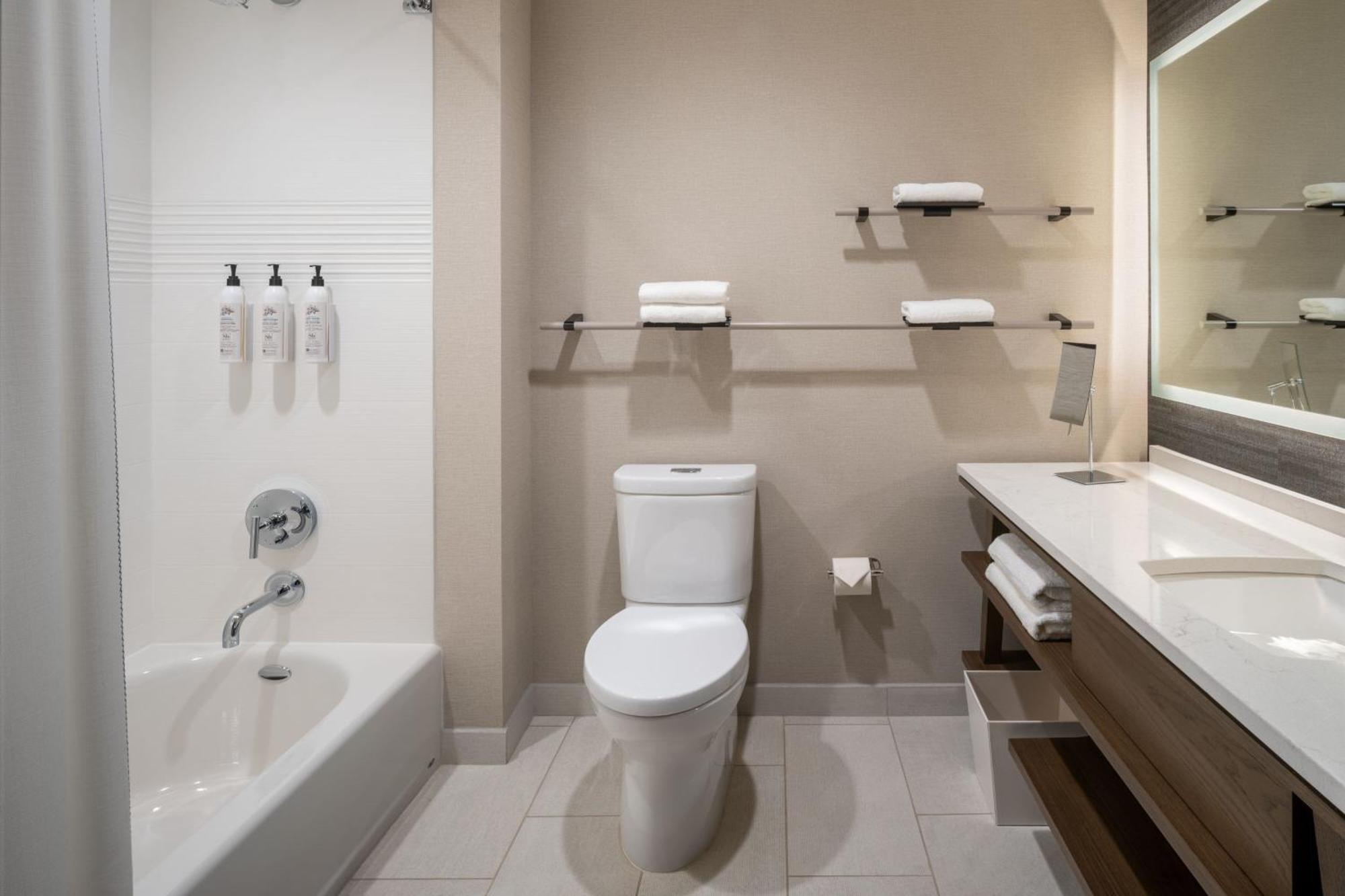 Delta Hotels By Marriott Wichita Falls Convention Center 외부 사진