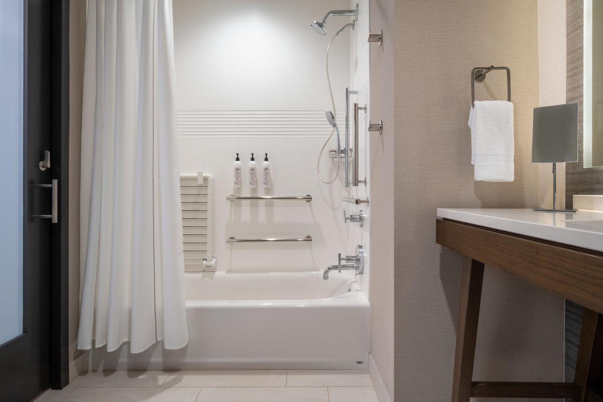 Delta Hotels By Marriott Wichita Falls Convention Center 외부 사진